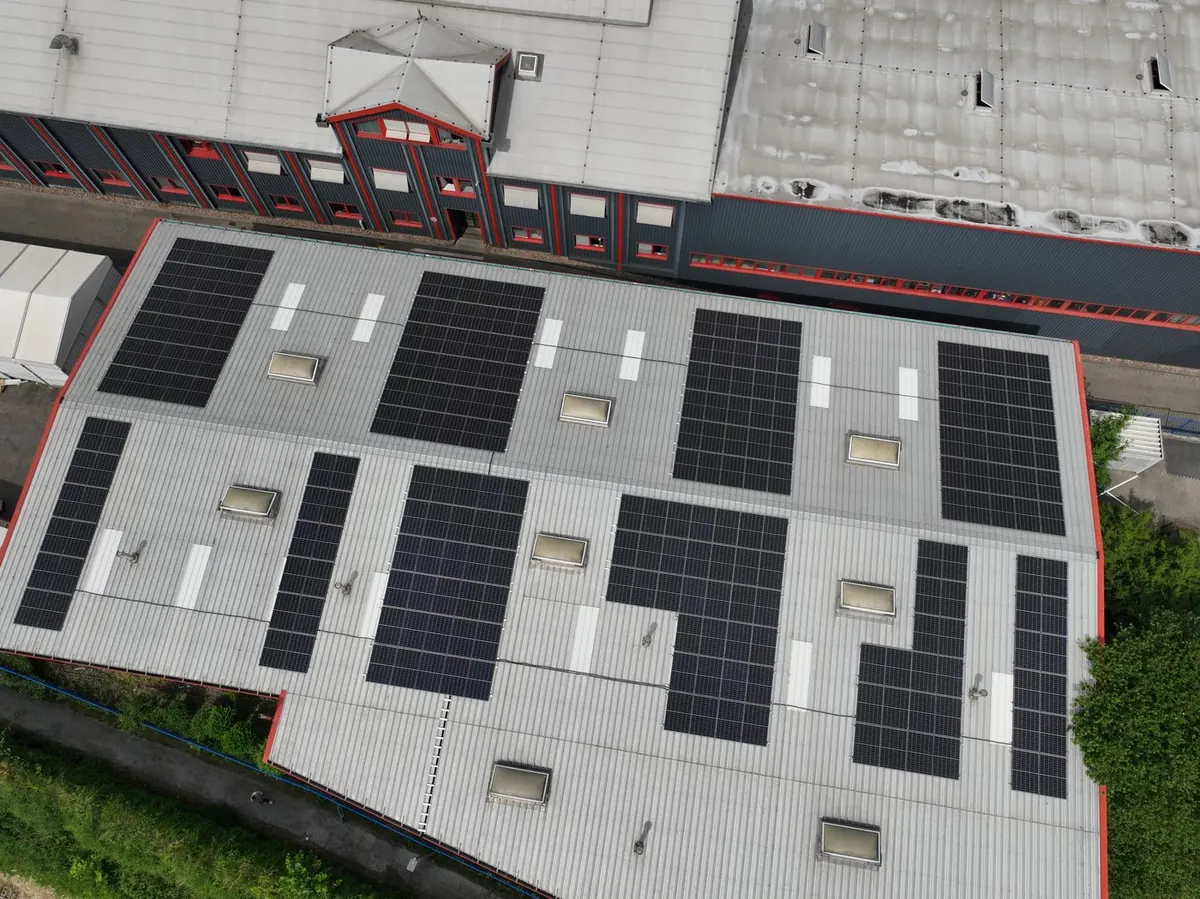 Luftbild einer Gewerbehalle in Bielefeld mit Photovoltaikanlage