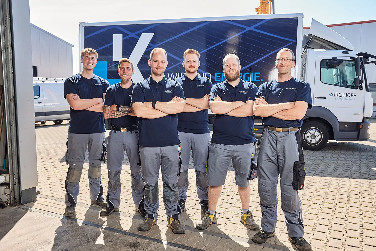 Montageteam von KIRCHHOFF Energietechnik vor einem Firmenfahrzeug