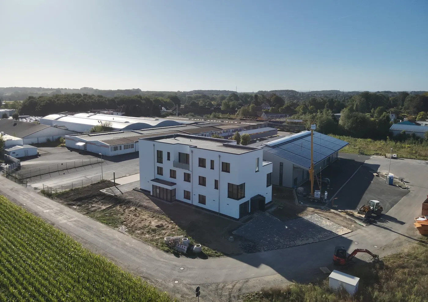 Drohnenfoto eines Gebäudes mit PV-Anlage auf dem Hallendach