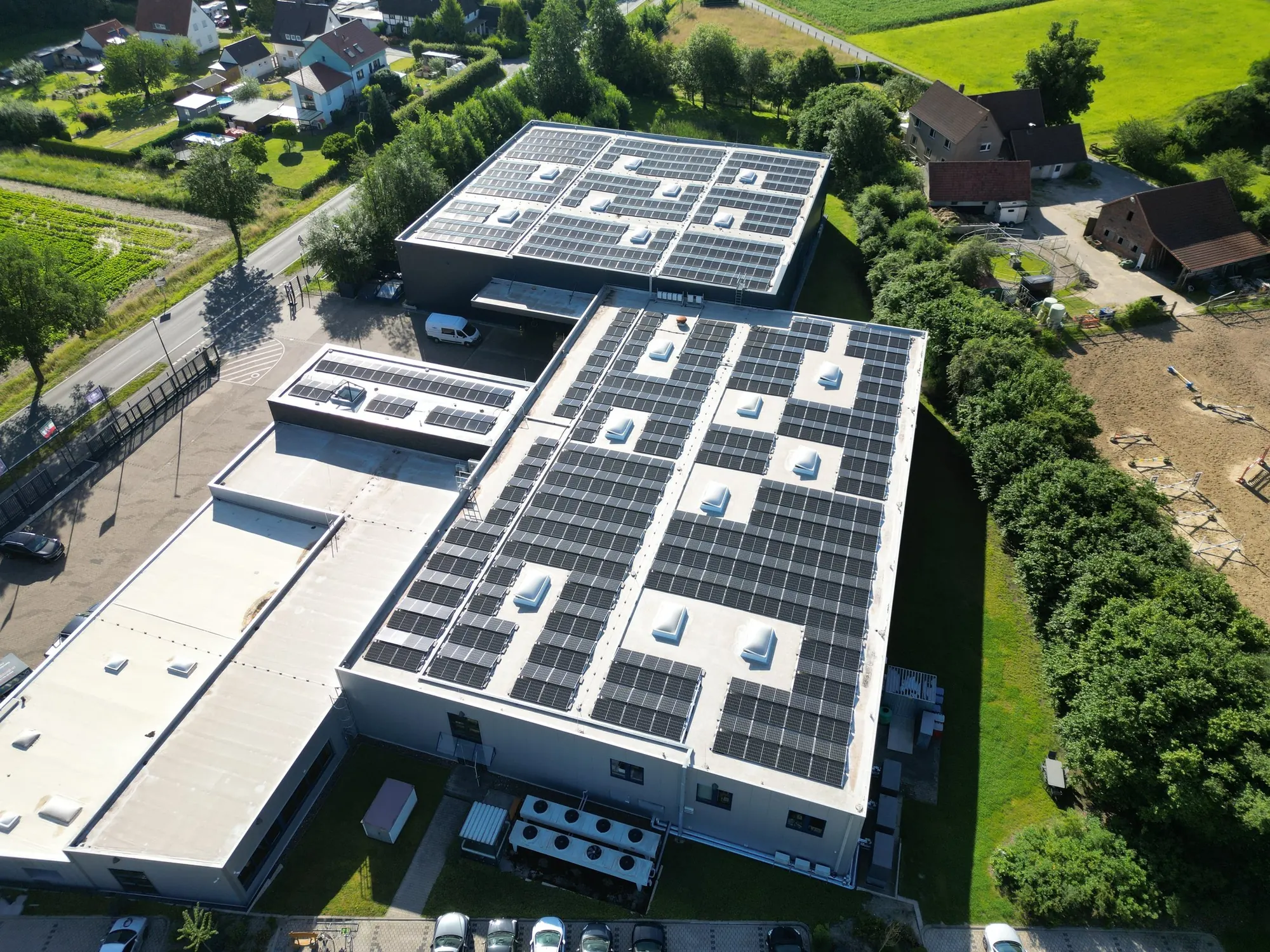 Luftbild eines Gewerbedachs mit Photovoltaikanlage